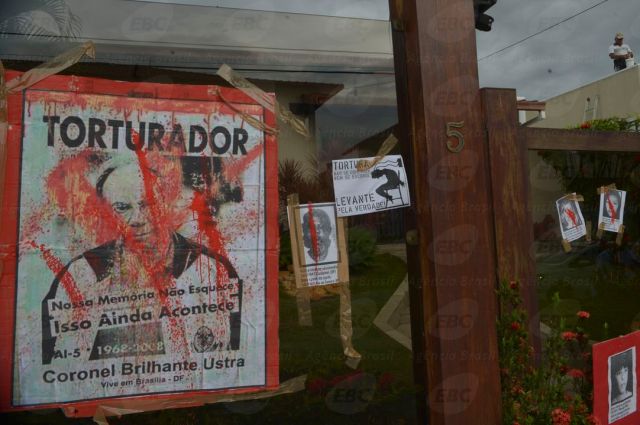 In São Paulo, protesters graphite former army colonel's home accused of torture during the military dictatorship